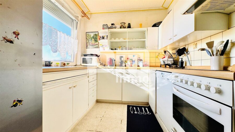 Modernisierte Eigentumswohnung mit Balkon in gepflegtem Mehrfamilienhaus - Küche mit Einbauküche